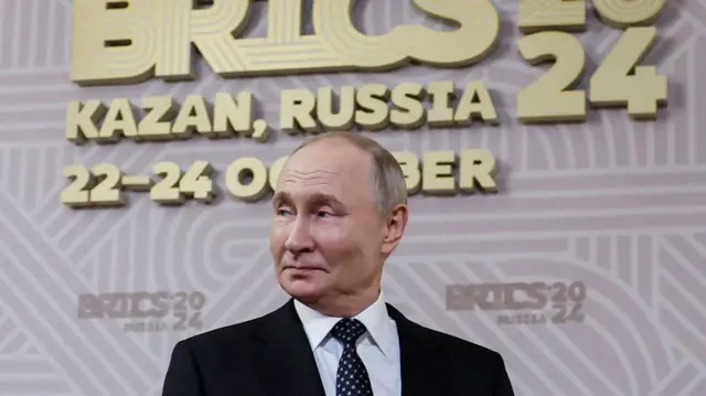 ولادیمیر پوتین رئیس جمهور روسیه در مراسم استقبال از شرکت کنندگان در اجلاس بریکس در کازان