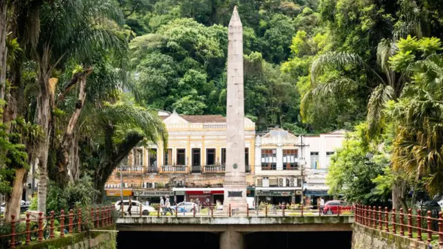 Casarões históricos e obelisco em Petrópolis (RJ).