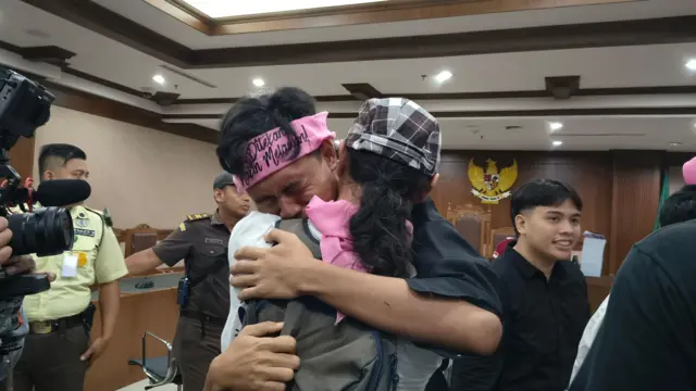 Khariq Anhar berpelukan dengan koleganya selepas persidangan di PN Jakarta Pusat pada Selasa (16/12).