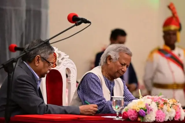 প্রধান উপদেষ্টা শপথ শেষে শপথনামায় স্বাক্ষর করছেন