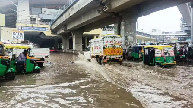 भारी बारिश के बीच सिकंदरपुर मेट्रो स्टेशन के पास हुआ जलभराव