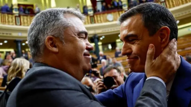 Santos Cerdán, ex-secretário de Organização do partido espanhol PSOE, cumprimenta afetuosamente o primeiro-ministro Pedro Sánchez em plenário