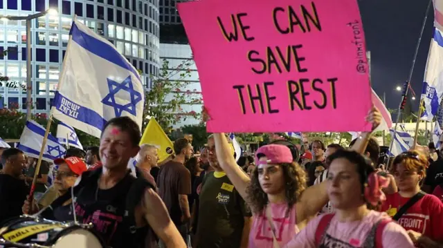 يحمل متظاهرون في إسرائيل لافتات خلال احتجاج مناهض للحكومة يطالبون باتخاذ إجراءات لتأمين إطلاق سراح الرهائن الإسرائيليين.
