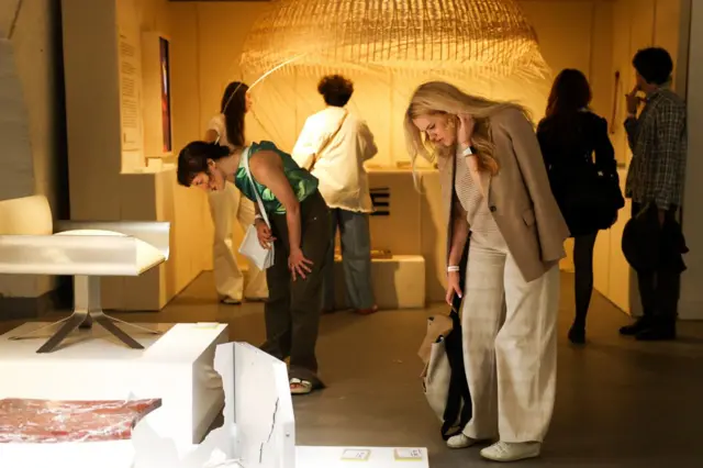 Люди рассматривают объекты на ярмарке