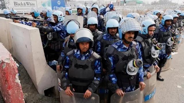 दिल्ली प्रवेश गर्ने सिङ्घु सीमामा प्रहरीहरू