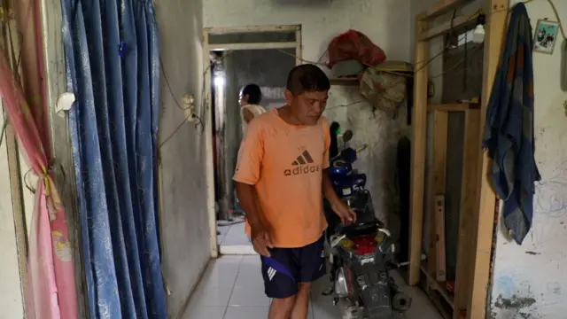 Rumah Arbas nyaris tak banyak perubahan sejak dibeli pada 2019. Terdapat dua kamar, dapur, dan kamar mandi yang saling berdekatan. 