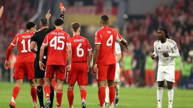 لحظه‌ای که داور، کاماوینگا را از زمین بازی اخراج کرد.