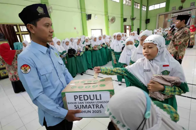 Sejumlah pelajar memberikan uang sakunya untuk didonasikan kepada korban bencana alam, di Madrasah Ibtidaiyah Negeri 2 Kediri, Jawa Timur, Rabu (3/12/2025). Doa bersama disertai penggalangan donasi tersebut sebagai upaya menumbuhkan rasa empati dan kesadaran sosial bagi pelajar sekaligus membantu meringankan beban korban banjir bandang dan tanah longsor di Sumatra. 