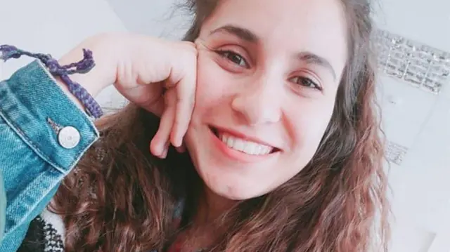 Gülistan Doku'nun gülerken göründüğü bir fotoğraf