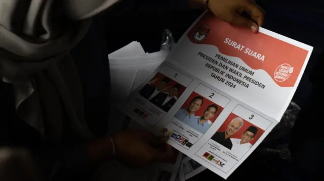 Pekerja memilah surat suara Pemilu 2024 di gudang logistik Pemilu KPU Bantul, D.I Yogyakarta, Kamis (4/1/2024).