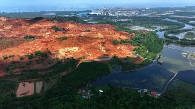 Foto udara areal pasca tambang nikel yang sebagian telah di reklamasi di Kecamatan Motui, Konawe Utara, Sulawesi Tenggara, Kamis (8/2/2024).
