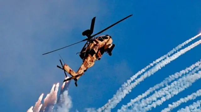 हेलिकॉप्टर 'नियमित कर्तव्यावर' होते आणि त्यात तांत्रिक बिघाड झाला होता, असं कतारकडून सांगण्यात आलं. (प्रातिनिधिक फोटो: 18 डिसेंबर 2020 रोजी दोहा येथे पार पडलेल्या लष्करी संचलनादरम्यानचा फोटो).