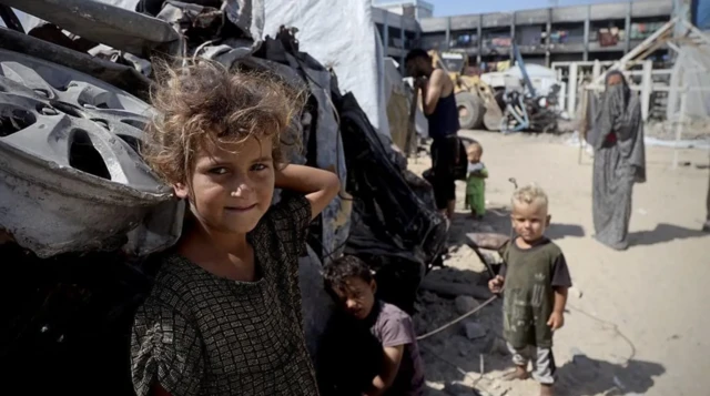 Dampak dari perang berkepanjangan di Gaza sangat menghancurkan, dengan rumah-rumah luluh lantak dan keluarga tercerai berai. 