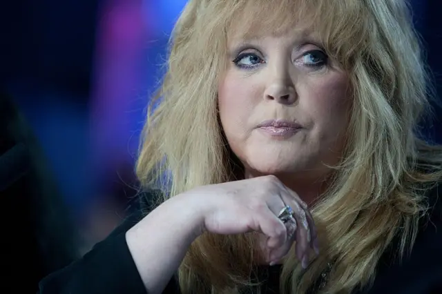 Алла Пугачова крупним планом дивиться в бік 