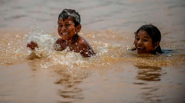 Prijatelji na kupanju u reci