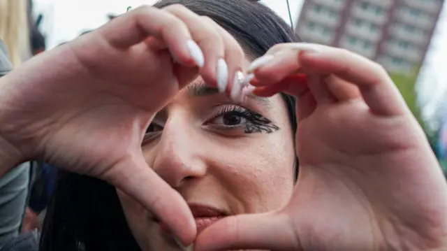 Kalp işareti yapan seçmen