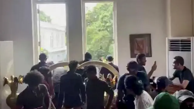 প্রেসিডেন্ট প্রাসাদের ভেতরে বিক্ষোভকারীরা