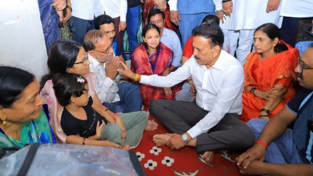 गिरीश महाजन यांनी कोतकर कुटुंबीयांची भेट घेतली.