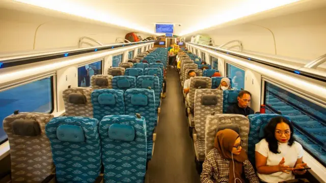 Selama 2024, tiket kereta cepat yang terjual hanya mencapai 6,06 juta lembar. Dengan asumsi harga rata-rata Rp250.000 per tiket, total pendapatan kotor kereta cepat diperkirakan hanya sekitar Rp1,5 triliun.