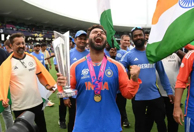 కప్‌తో రిషబ్ పంత్ సంబరాలు