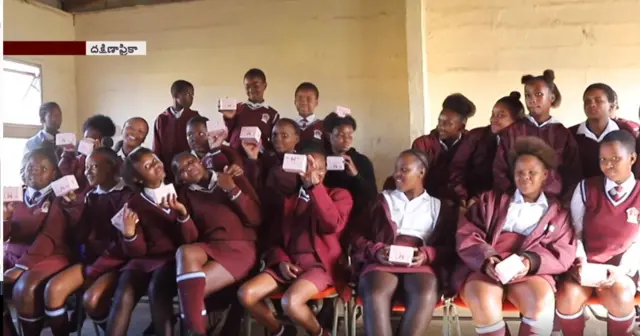 శానిటరీ ప్యాడ్స్ పంపిణీ