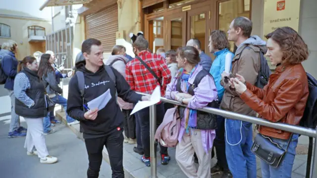 أشخاص يقفون في طابور