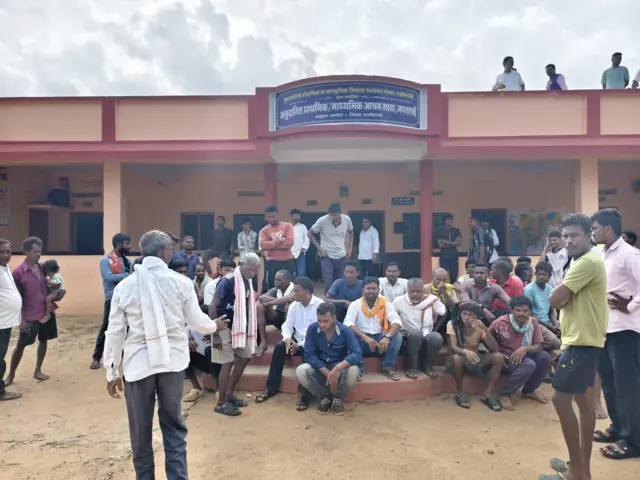 जपतलाई आश्रमशाळेतील घटनेनंतर जमलेले नागरिक