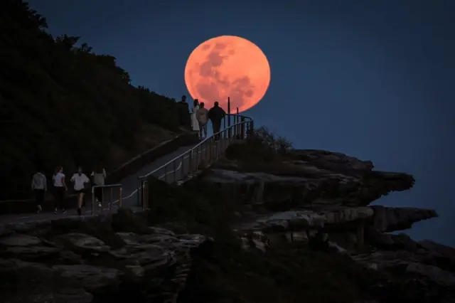 Pessoas se reuniram para observar a superlua perto de Bondi Beach, em Sydney, na Austrália