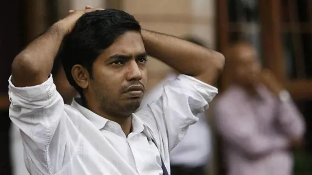 नोकऱ्या घटत जात असलेल्या या बाजारात, दरवर्षी 80 लाख नवीन पदवीधरांची भर पडते.