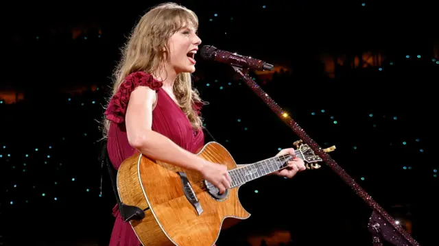 ဖျော်ဖြေမှုတစ်ခုက ပေါ့ပ်စတား တေလာဆွစ်ဖ် 