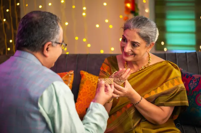  सोन्याच्या भावात वाढ होताना दिसते आहे.