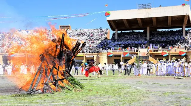 ዳሜራ መቀል ኣብ ሜዳ ባሕቲ መስከረም እናነደደ