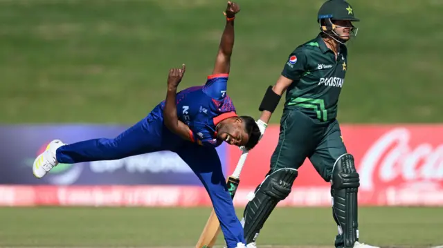 नेपाली र पाकिस्तानी क्रिकेट खेलाडी