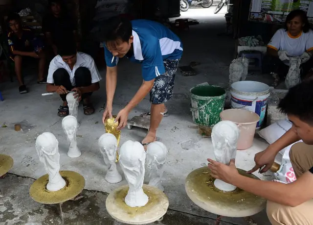 Nghệ nhân làm cúp World Cup tại làng gốm Bát Tràng, Hà Nội. Ảnh chụp năm 2014
