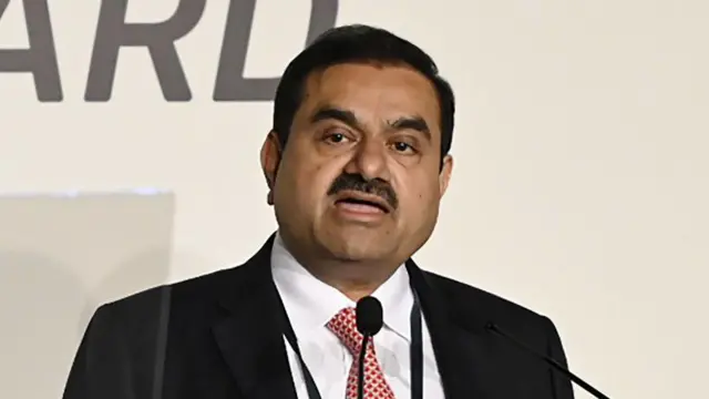 ગૌતમ અદાણી પર અમેરિકામાં લાંચ દેવાના અને છેતરપિંડીના આરોપ ઘડાયા છે. 