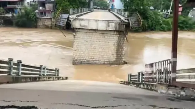 ဩဂုတ် ၂၄ ရက်ည မနက်အစောပိုင်းမှာ ကျိုးကျခဲ့တဲ့ ညီနောင်တံတား