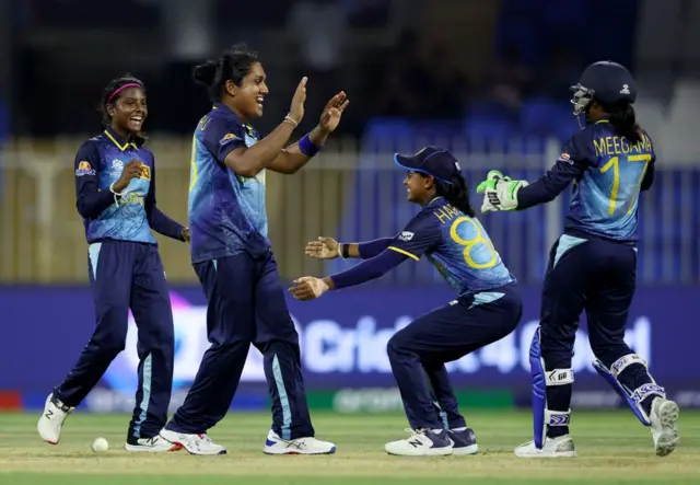 කාසියේ වාසිය දිනා පළමුවෙන් පන්දුවට පහර දීමට තීරණය කළ පකිස්ථාන කණ්ඩායමේ පිතිකාරිණියන්ට සුපුරුදු ලෙස ලකුණු අතරට ඒමට ශ්‍රී ලංකා පන්දු යවන්නියන් ඉඩ ලබා නොදුන්හ.