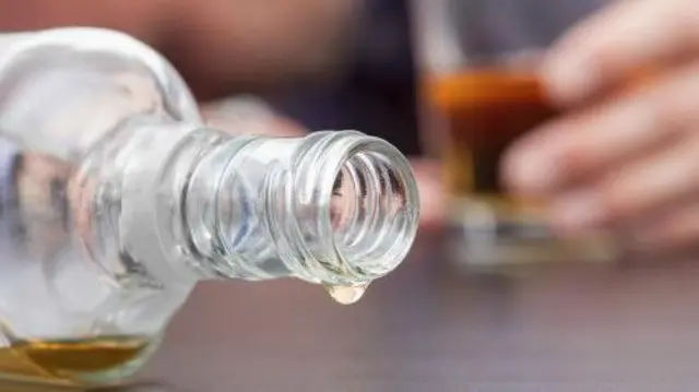 ممنوعیت فروش نوشیدنی‌های الکلی موجب شده تولید غیررسمی مشروبات دست ساز در ایران، که بدون نظارتهای بهداشتی و آزمایشگاهی انجام می شود به طور پی‌درپی در این کشور قربانی بگیرد.