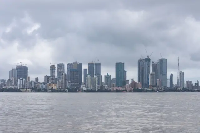 ગુજરાત હવામાન વિભાગની આગાહી, મોન્સૂન ટ્રોફ, બંગાળની ખાડીમાં સિસ્ટમ, સર્ક્યુલેશન, દક્ષિણ ગુજરાતમાં વરસાદ, રેડ તથા ઓરેન્જ ઍલર્ટ, મુંબઈ તથા કોંકણમાં વરસાદ, બીબીસી ગુજરાતી 