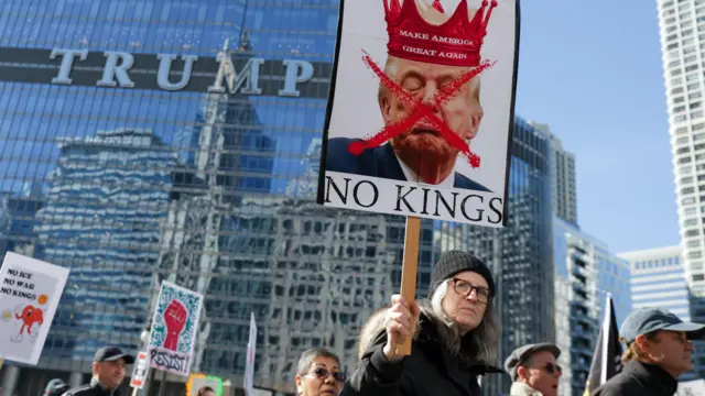 Manifestantes passam em frente à Trump Tower enquanto participam de um protesto em Chicago, Illinois
