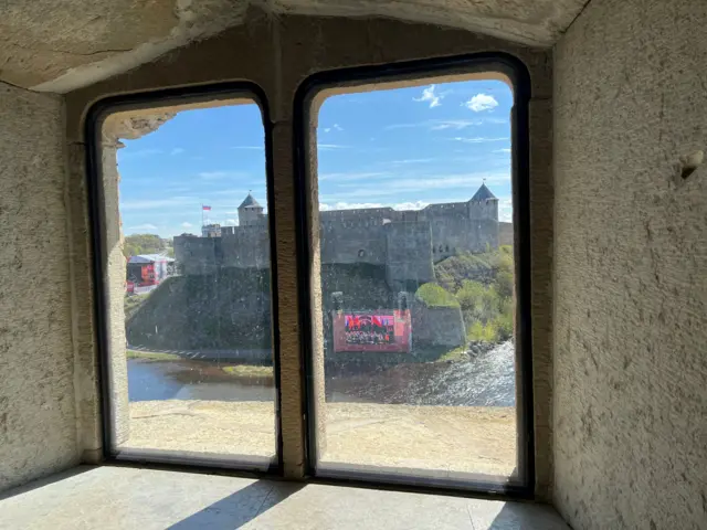 Вид на Ивангород из Нарвского замка 