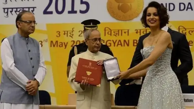 کنگنا ایوراڈ حاصل کرتے ہوئے