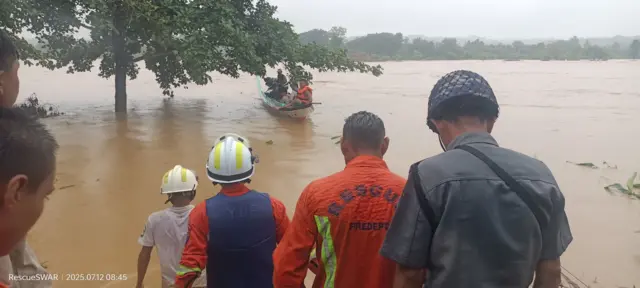 ရေတာရှည်မြို့နယ်မှာ ဇူလိုင် ၁၂ ရက်မနက်အစောပိုင်းက ရေတက်လာလို့ ကူညီကယ်ဆယ်‌ရေးတွေ လုပ်နေရ