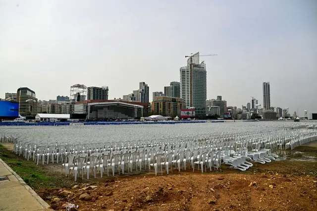 Geniş bir alana kurulan sahne ve önünde yer alan on binlerce plastik sandalye