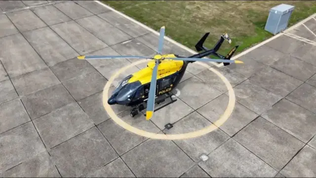 Kamaradaha ku xiran helikabtarrada booliiska ayaa soo dhowayn kara si ay u qabtaan wejiyada tuhmanayaasha.
