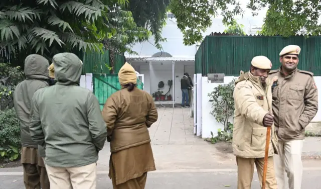 পার্লামেন্ট থেকে বহিষ্কৃত করার পর খালি করানো হচ্ছে দিল্লিতে মহুয়া মৈত্রর সরকারি বাংলো। জানুয়ারি ২০২৪