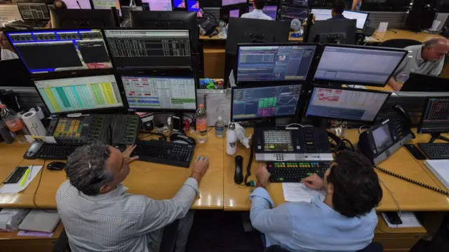 Operadores trabalham na corretora Necton em São Paulo, em março de 2020. 