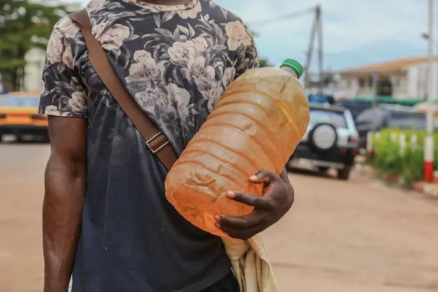 Wani mai sayar da mai a jamhuriyar Kamaru