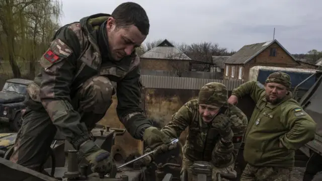 ရှေ့တန်းစစ်မြေပြင်က ယူကရိန်း စစ်သားများ