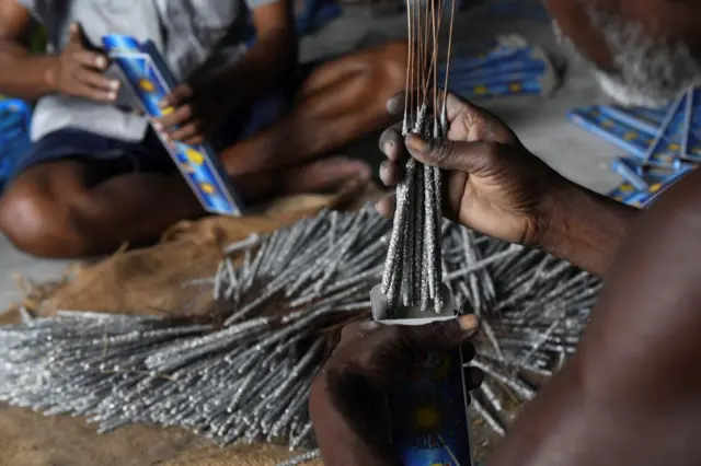 फटाक्यांचं उत्पादन करणारा भारत हा जगातील दुसऱ्या क्रमांकाचा देश आहे.